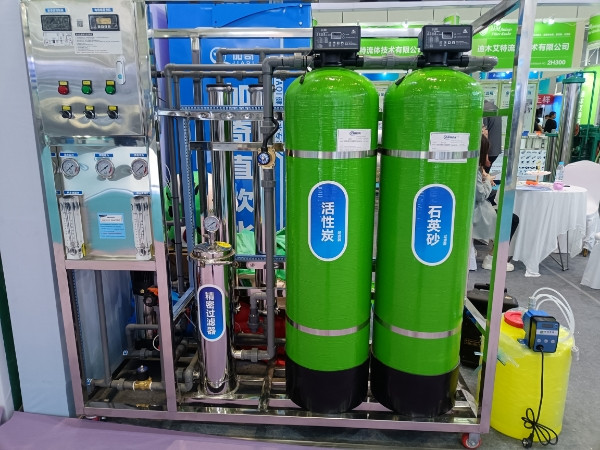 A set of mobile water treatment filter equipment.