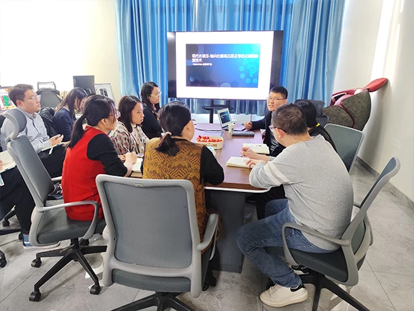 The technical director is training the sales staff on axial piston plunger high-pressure pumps