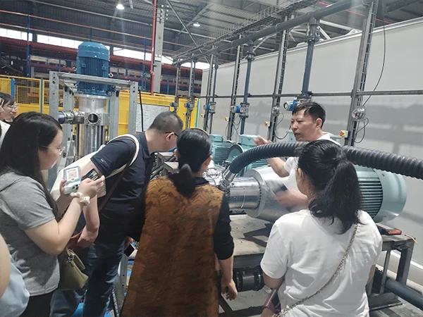 Technicians explain the high-pressure pump testing process to the sales team.