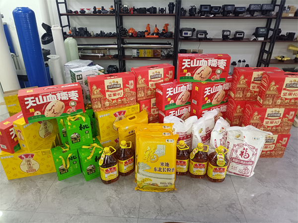 The company prepares and neatly arranges gifts for employees during the dual festivals.