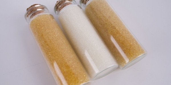 3 botellas de resina de intercambio iónico dispuestas