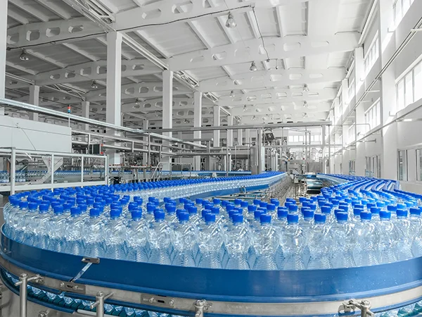 Bottled water is being produced on the production line in the workshop.