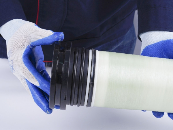 The worker connects the membrane housing end plate with RO membrane.