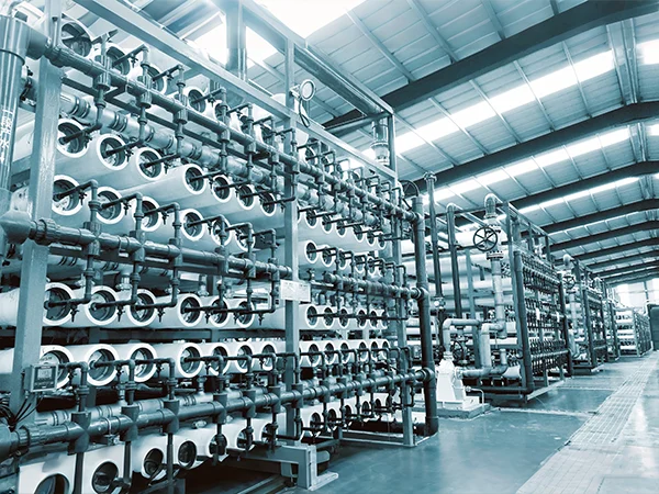 Large-scale first-stage reverse osmosis pressure vessel on-site.