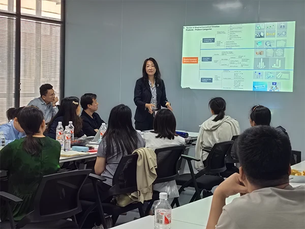 The staff is explaining product knowledge of UF and MBR membranes.