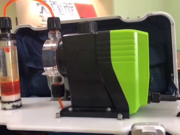 The Motor-X dosing pump is demonstrating how the pump works.