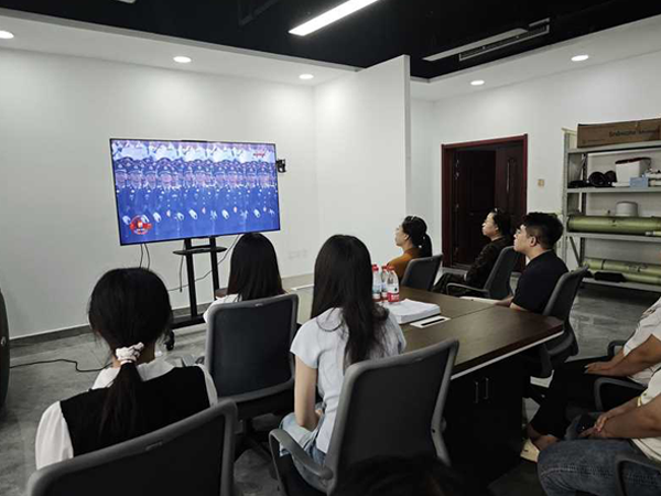 Snowate's all employees watching the live broadcast