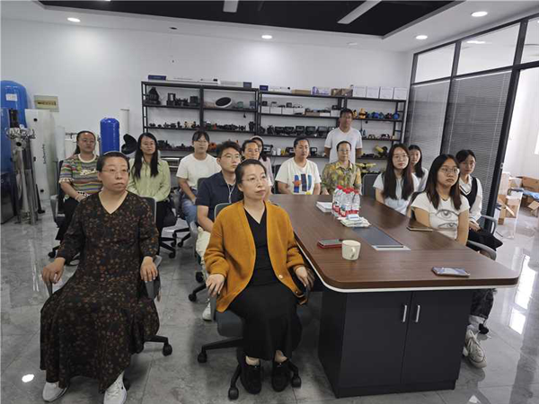 Snowate organizes all staff to watch the live broadcast.