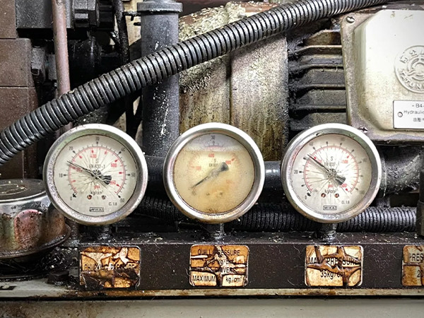 3 damaged pressure gauges installed on the system