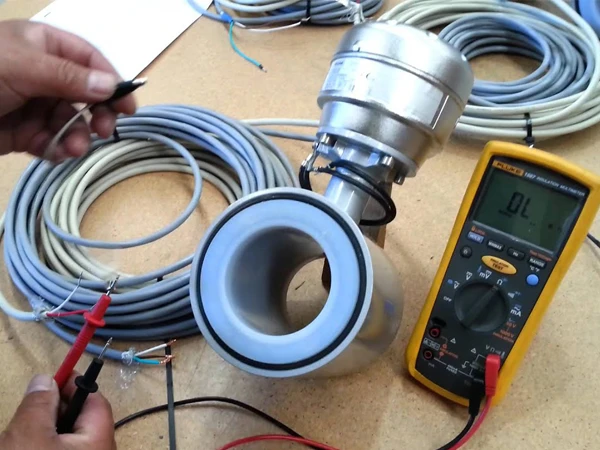 Ang mga tauhan ay nakikita ang electromagnetic flowmeter.