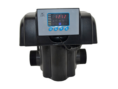 Isang Runxin awtomatikong filter control valve na may 10 toneladang kapasidad ng tubig.