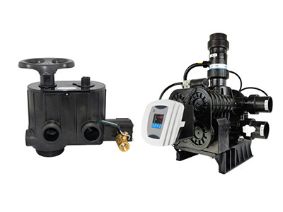 Dalawang iba't ibang uri ng runxin floating bed control valves sa paglalagay ng background.