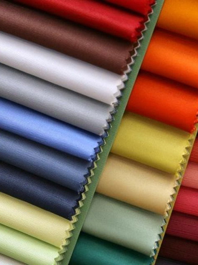 Несколько текстильных изделий разношных цветов.
