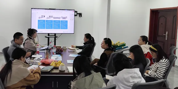 خبراء تقنيون يجرون تدريب معقم المياه بالأشعة فوق البنفسجية لفريق المبيعات ، مع تدوين الملاحظات بعناية للمشاركين.