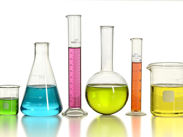 Plusieurs différents types de produits chimiques de traitement de l'eau