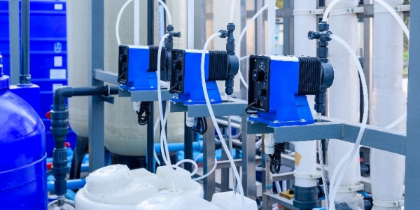 Varias bombas de dosificación están conectadas al tanque de dosificación
